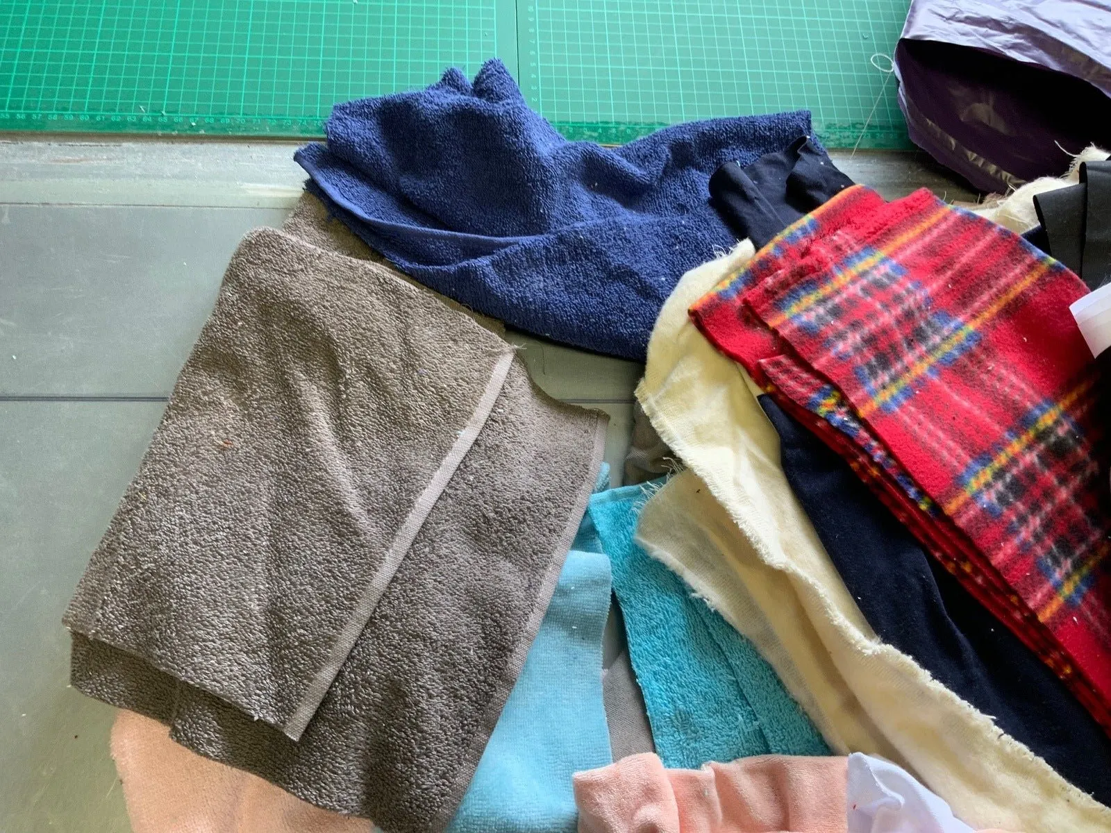 HUGE MIXED Remnant Pack  - over 3kg  (approx) of pieces of  Fabrics  for patchwork and similar projects