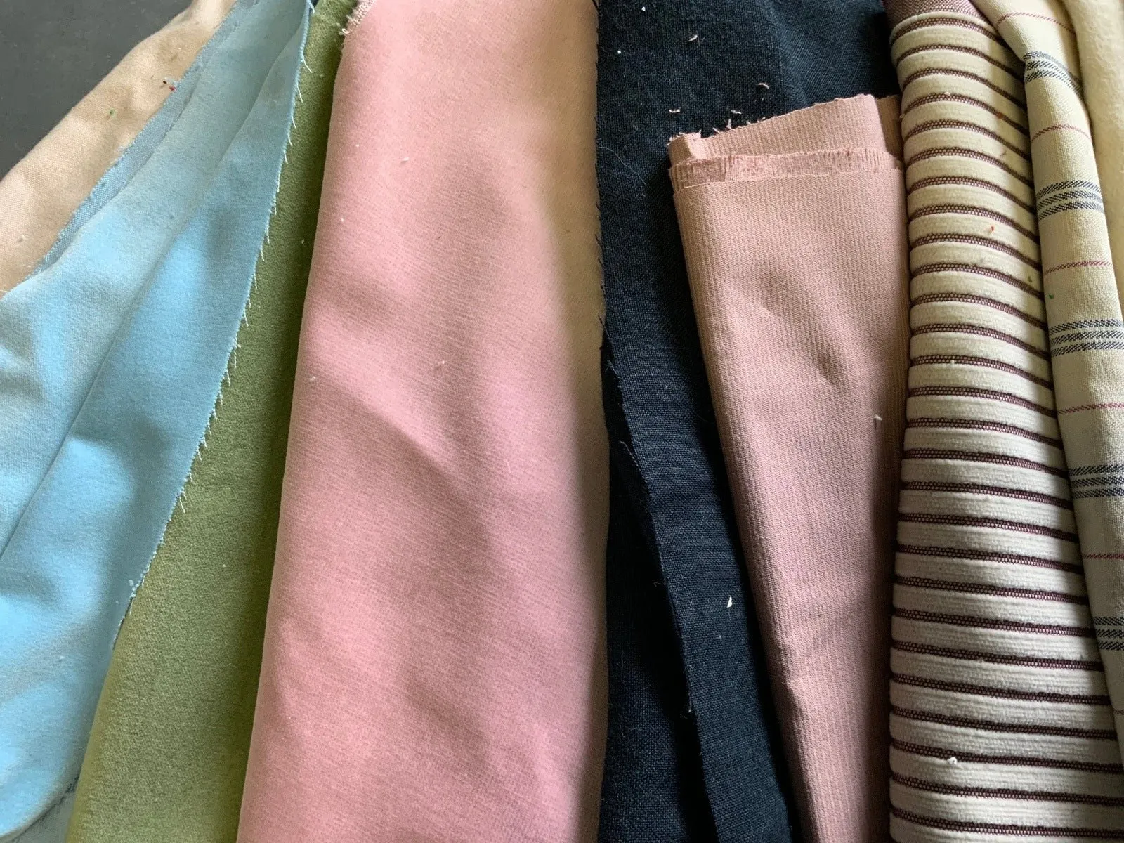 HUGE MIXED Remnant Pack  - over 3kg  (approx) of pieces of  Fabrics  for patchwork and similar projects