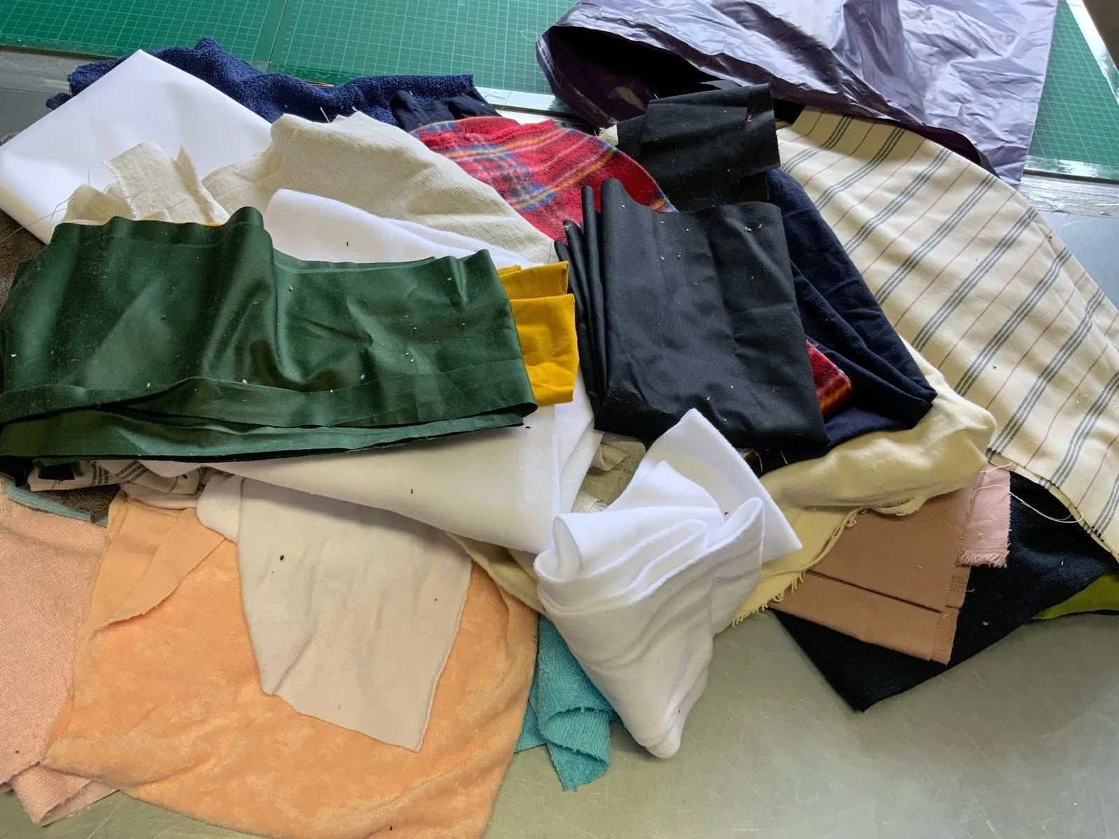 HUGE MIXED Remnant Pack  - over 3kg  (approx) of pieces of  Fabrics  for patchwork and similar projects