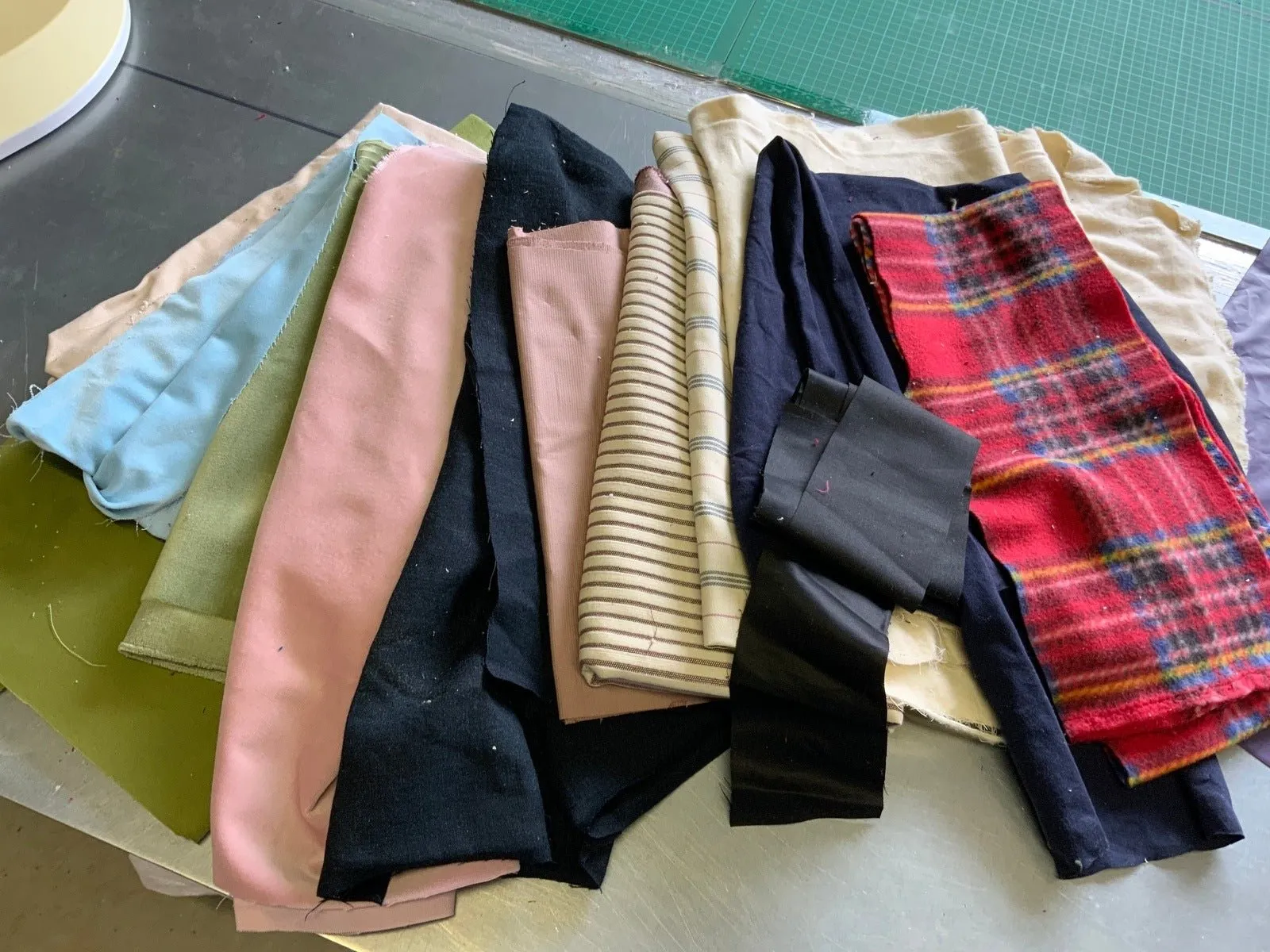 HUGE MIXED Remnant Pack  - over 3kg  (approx) of pieces of  Fabrics  for patchwork and similar projects