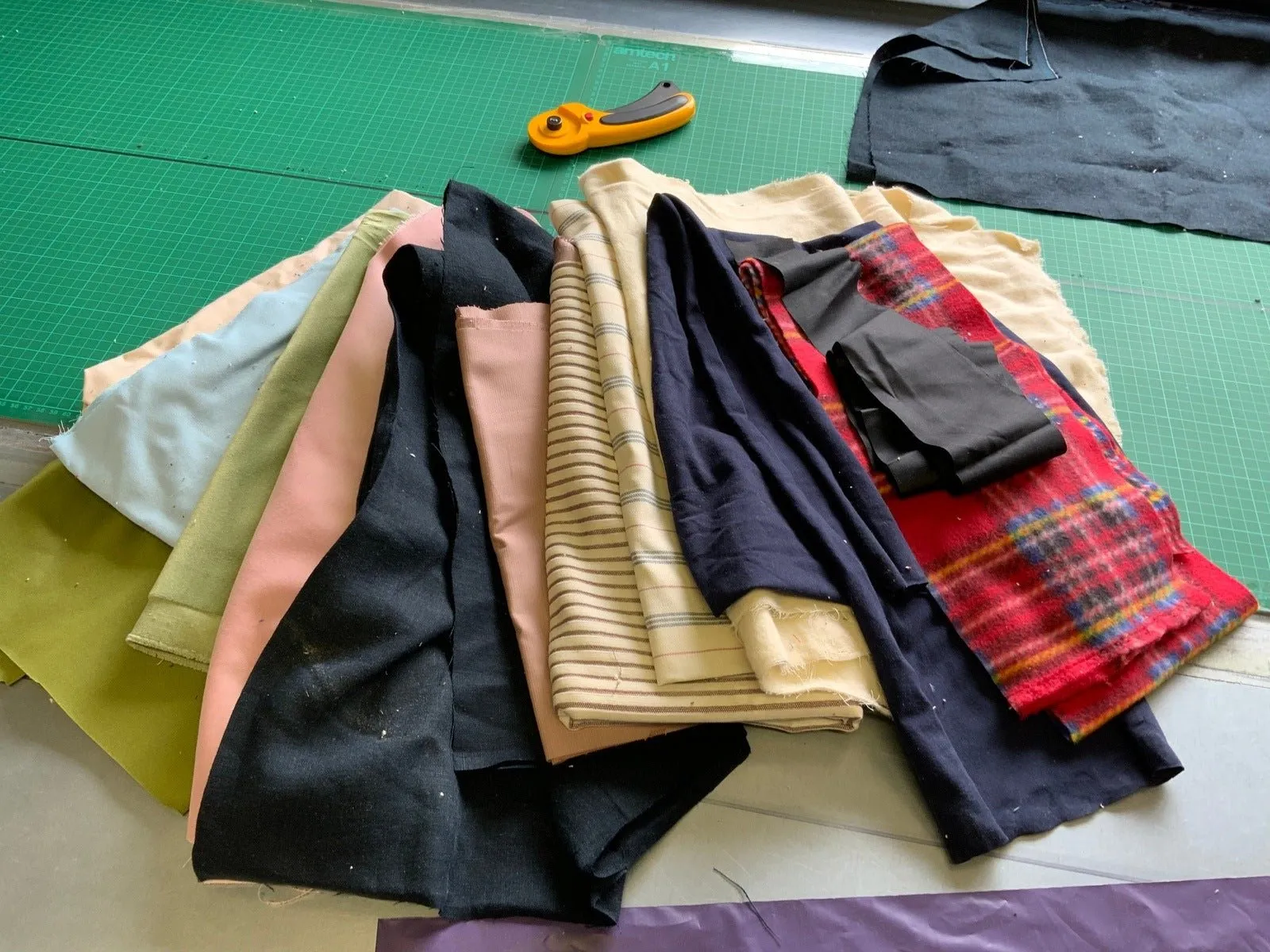 HUGE MIXED Remnant Pack  - over 3kg  (approx) of pieces of  Fabrics  for patchwork and similar projects