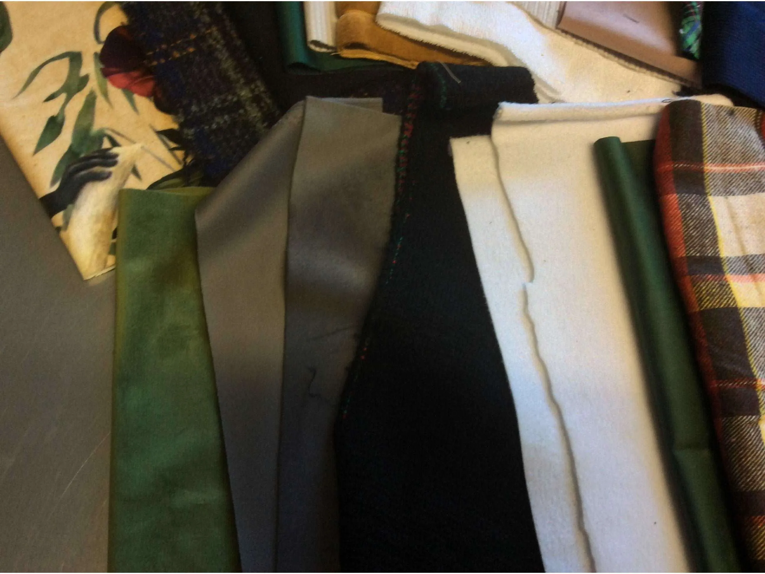 MIXED Remnant Pack  - 950g (approx) of pieces of  Fabrics  for patchwork and similar projects