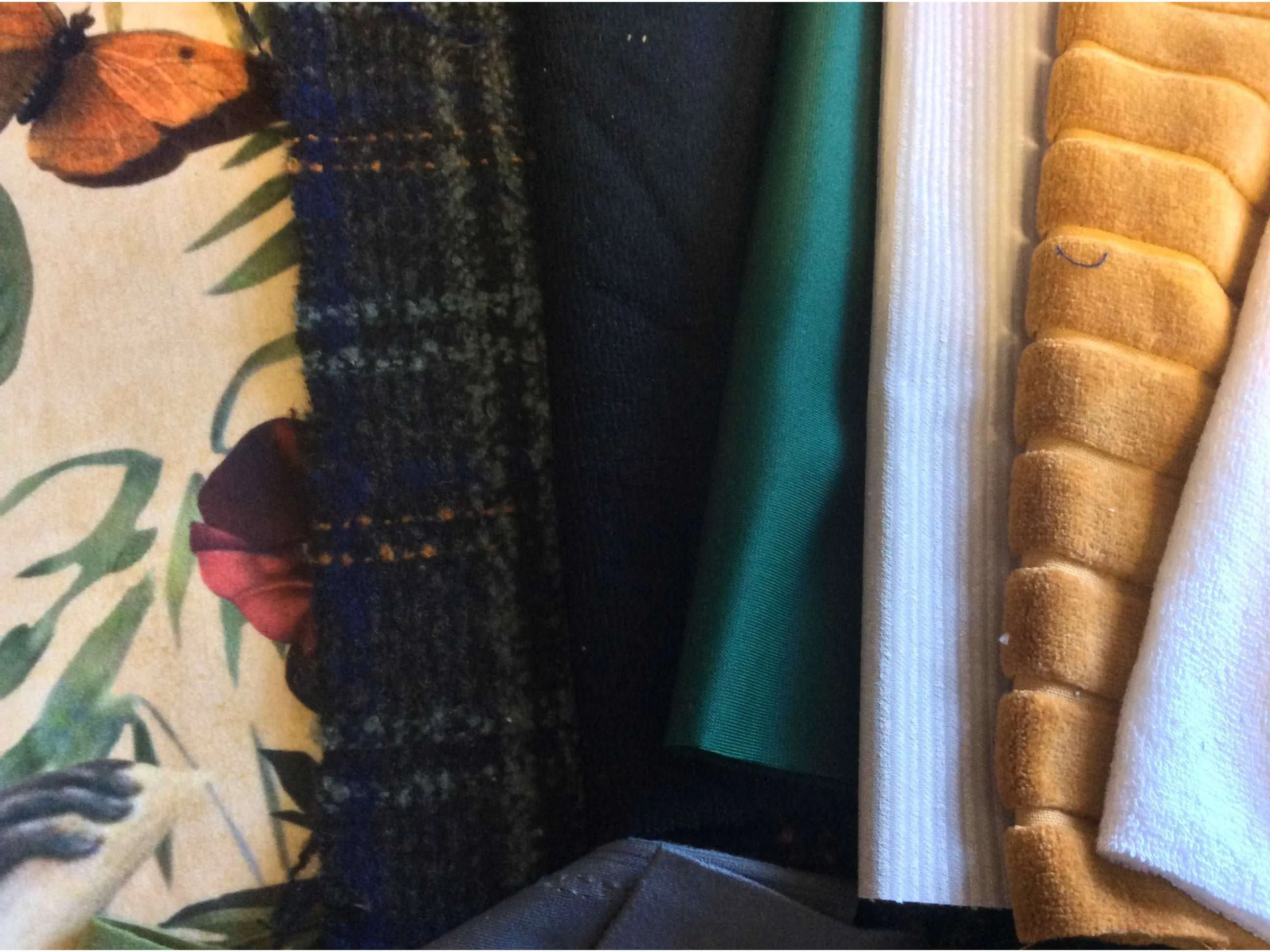 MIXED Remnant Pack  - 950g (approx) of pieces of  Fabrics  for patchwork and similar projects