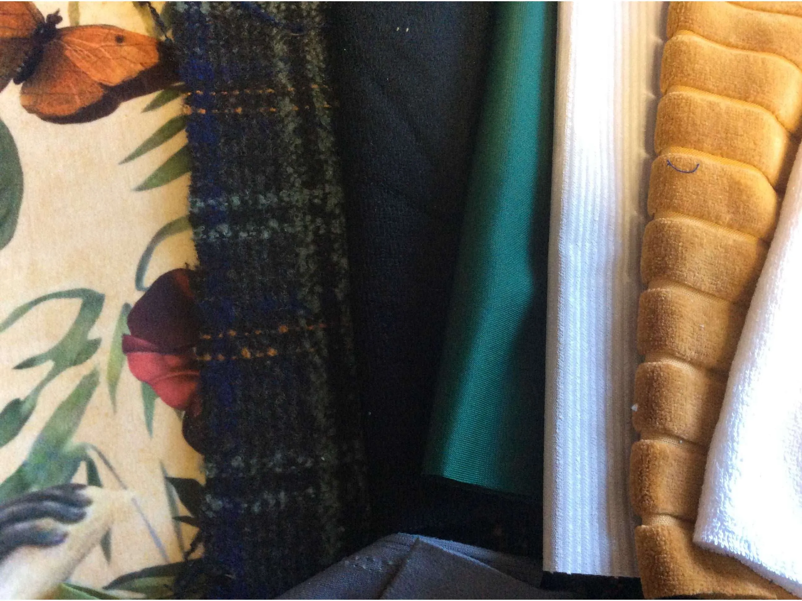 MIXED Remnant Pack  - 950g (approx) of pieces of  Fabrics  for patchwork and similar projects