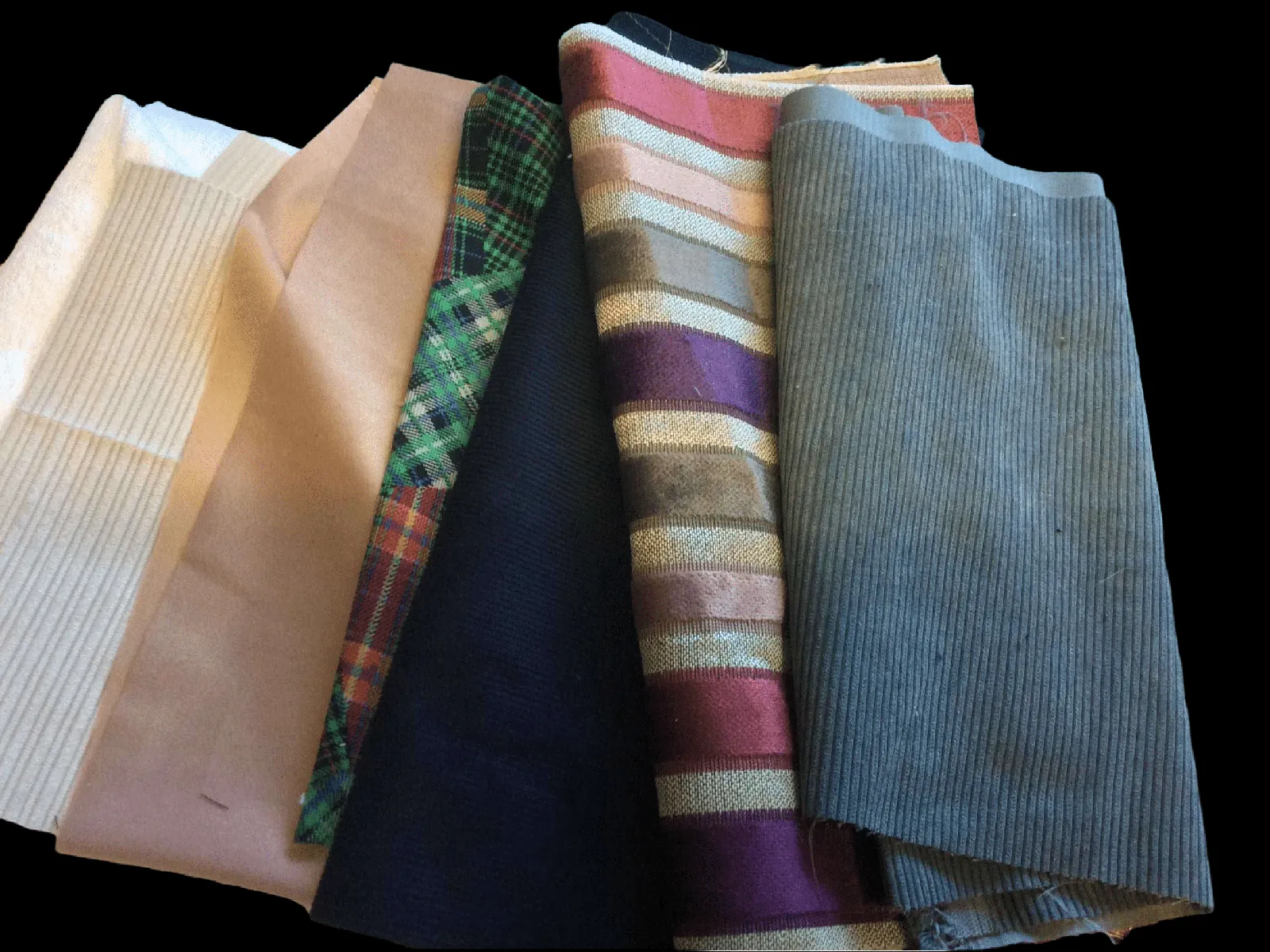 MIXED Remnant Pack  - 950g (approx) of pieces of  Fabrics  for patchwork and similar projects