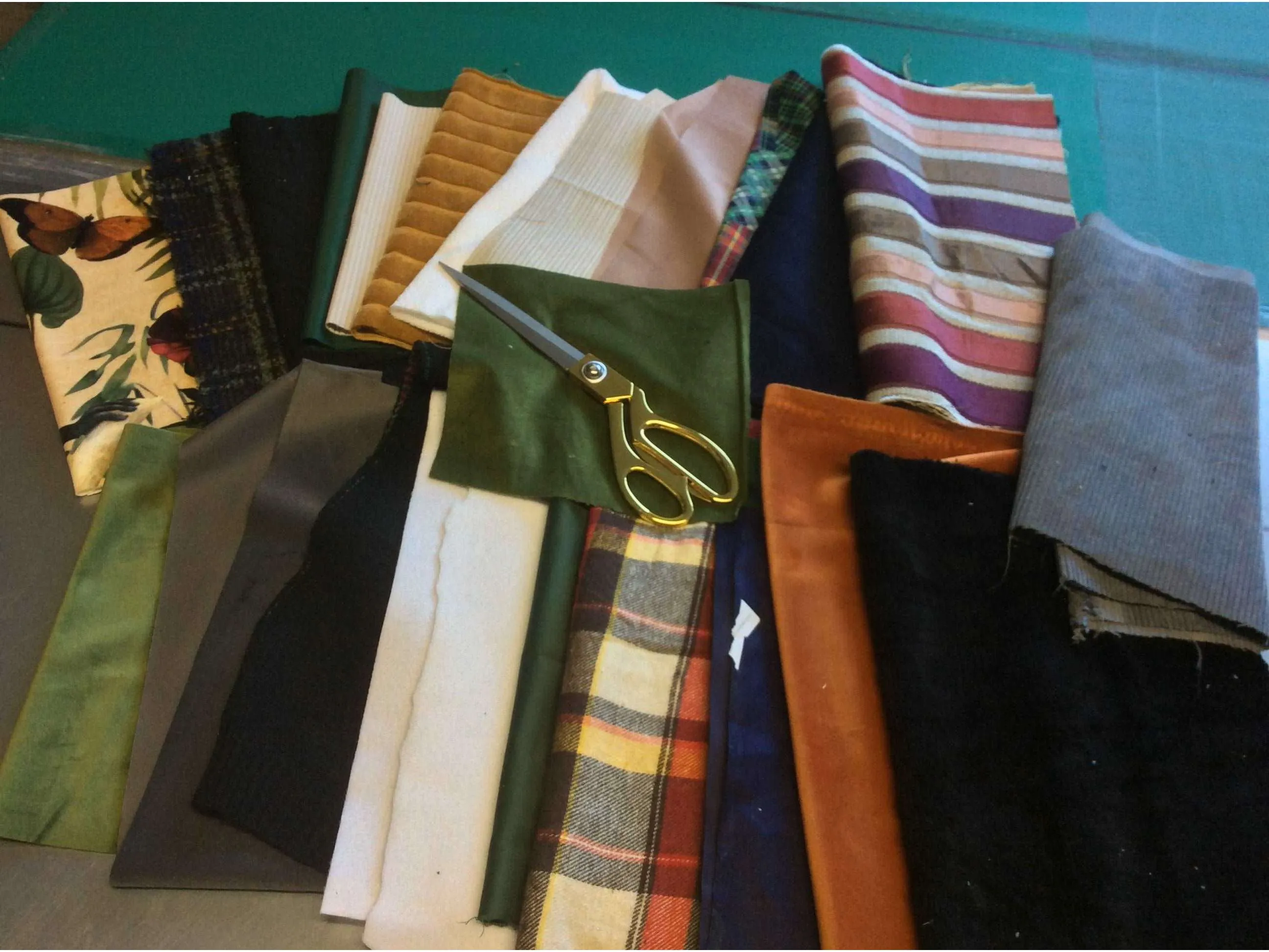 MIXED Remnant Pack  - 950g (approx) of pieces of  Fabrics  for patchwork and similar projects
