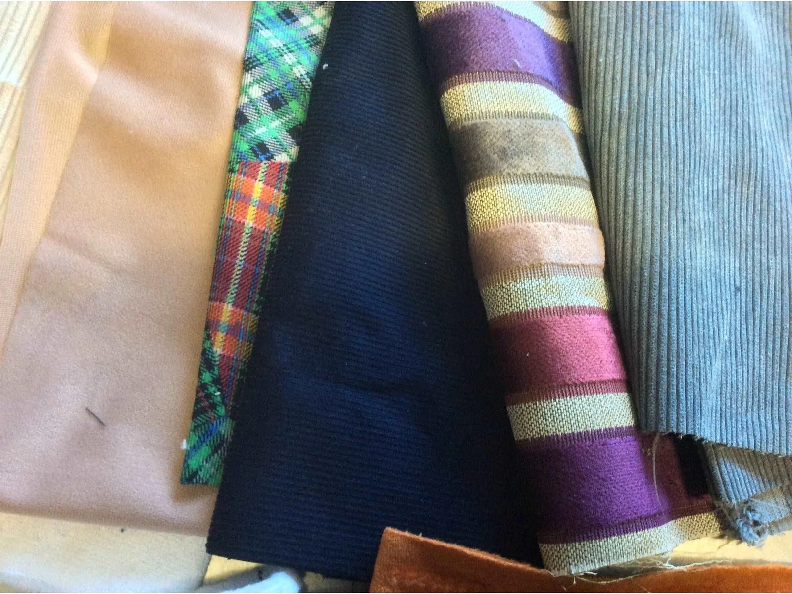 MIXED Remnant Pack  - 950g (approx) of pieces of  Fabrics  for patchwork and similar projects