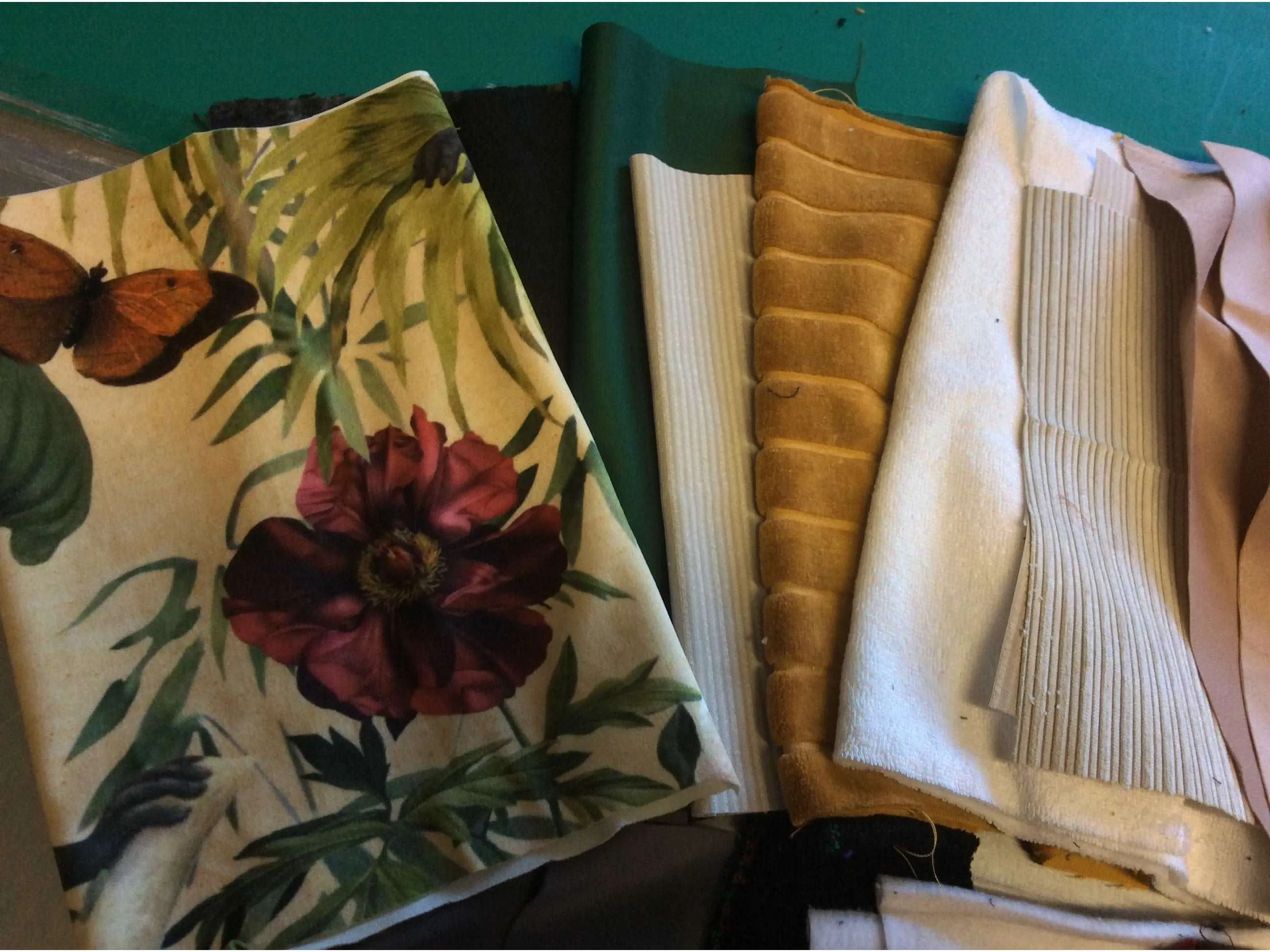 MIXED Remnant Pack  - 950g (approx) of pieces of  Fabrics  for patchwork and similar projects
